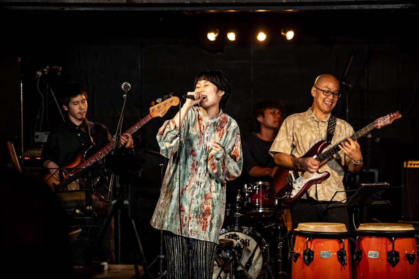 プロの生演奏でカラオケを盛り上げる様子